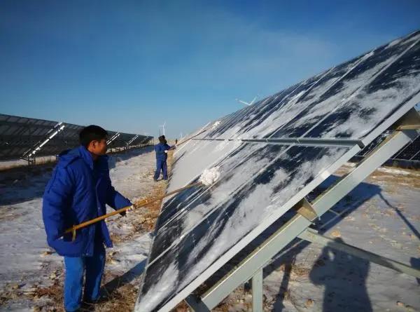 Kaip prižiūrėti fotovoltinės energijos gamybos sistemas žiemą?