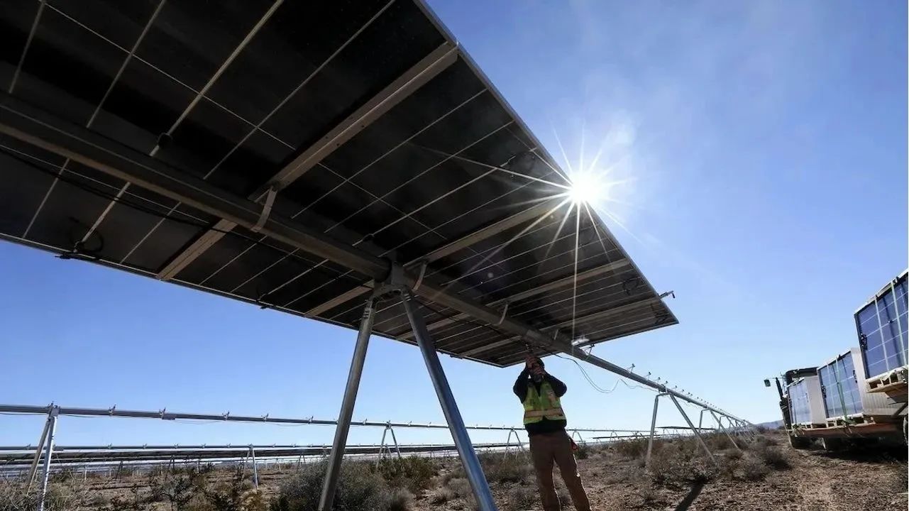 2024 metais JAV elektros gamybos pajėgumuose dominuos saulės energija ir baterijos